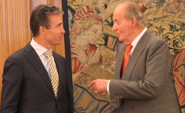 Su Majestad el Rey conversa con el Secretario General de la OTAN, Sr. Anders Fogh Rasmussen 
